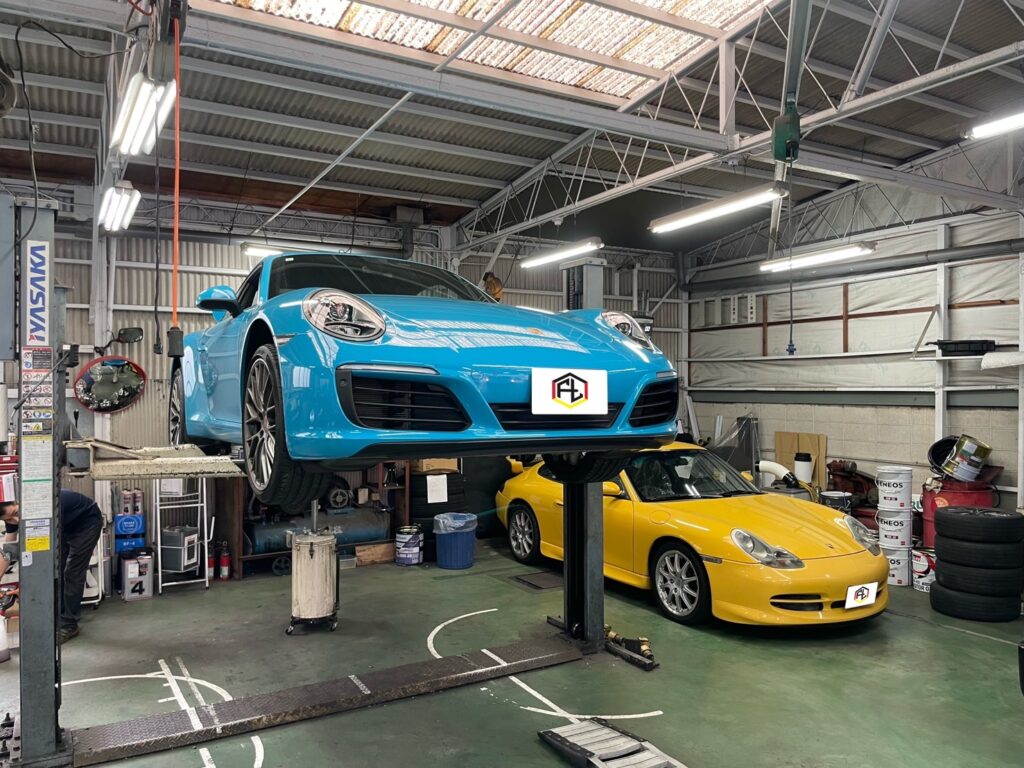 工場内のリフトで整備中の車両