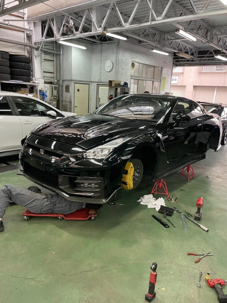 ジャッキアップして整備中のスポーツカー