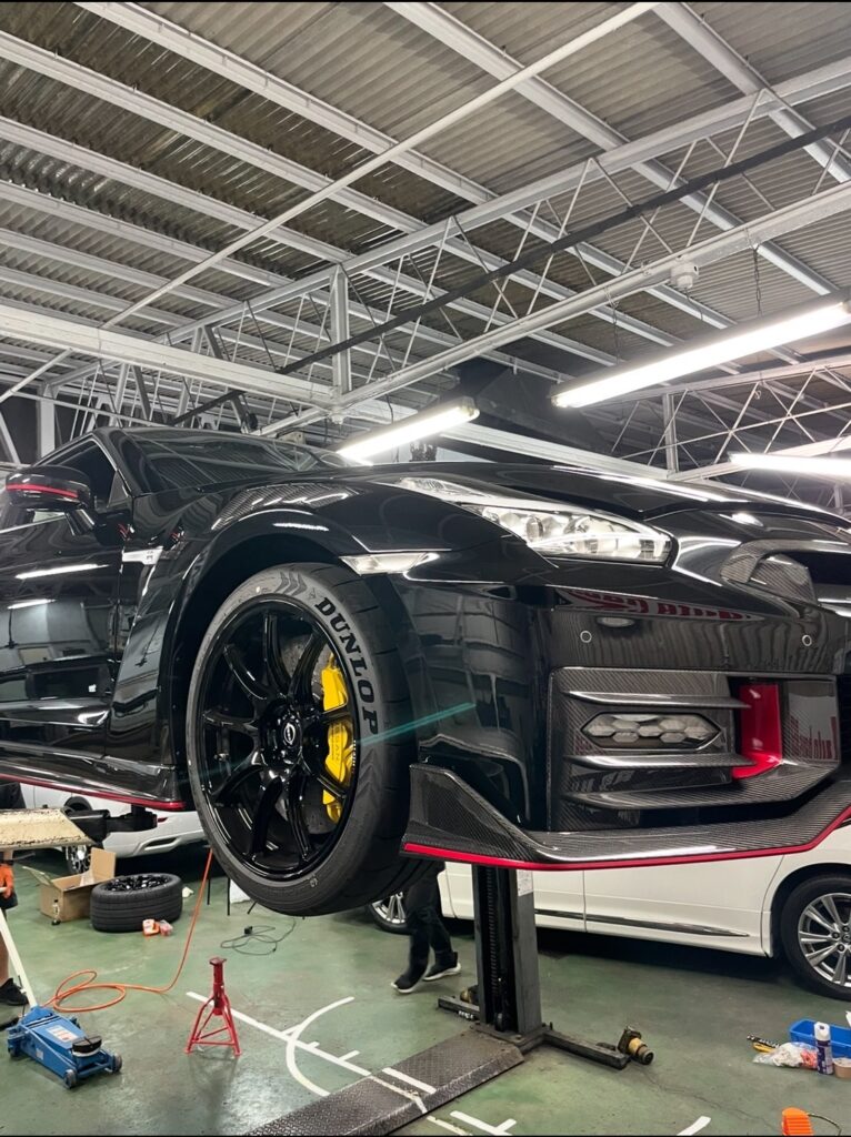 整備中の車両のホイールまわり